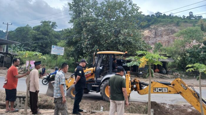 Di Tengah Suasana Lebaran, Pemkot Bandar Lampung Melalui Dinas PUPR Lakukan Pengerukan Sedimen Di Sejumlah Titik Drainase