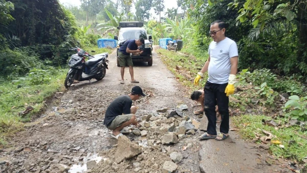 Anggota DPRD Turun Langsung Tinjau Perbaikan Jalan Rusak Di Gunung Katun Dan Tanjung Ratu Way Kanan