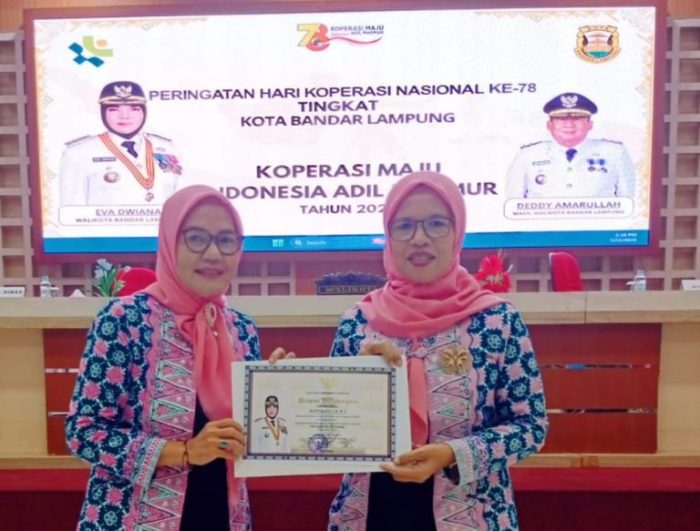 Bunda Eva Berikan Penghargaan Kepada Koperasi IKWI