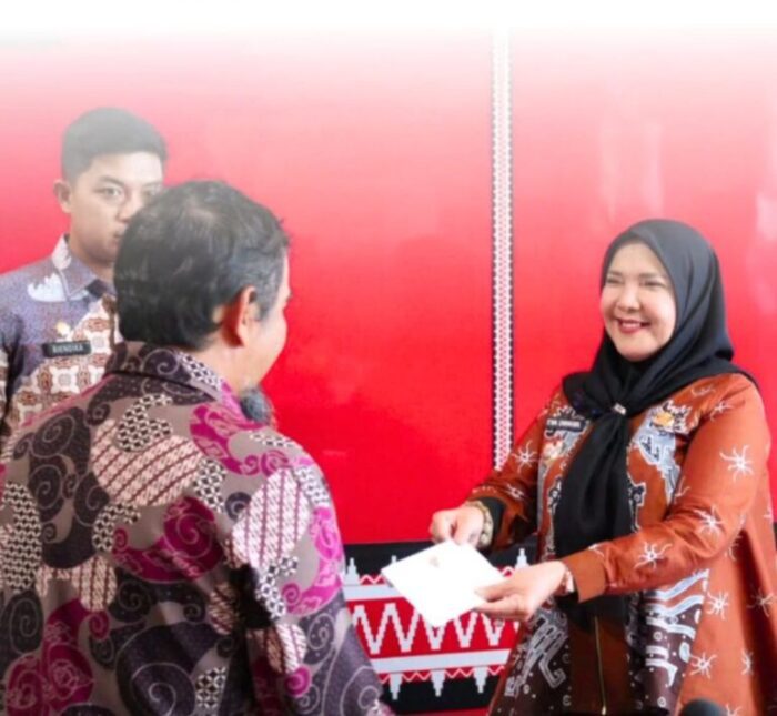 Walikota Bandar Lampung Berikan Bantuan Kepada Warga Terdampak Musibah Bencana Alam