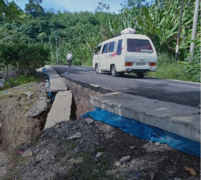 Bahu Jalan Putih Doh – Tengor Amblas, Akses Pesisir Cukuh Balak Terancam Putus Total 