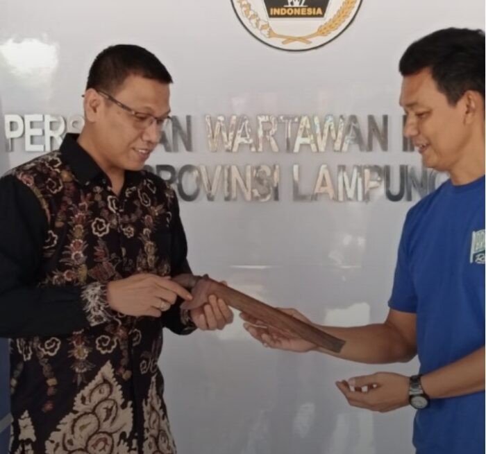 Andy Achmad Wariskan Badik Pagar Dewa Kepada Ketua PWI Lampung : Tolong Lestarikan ! 
