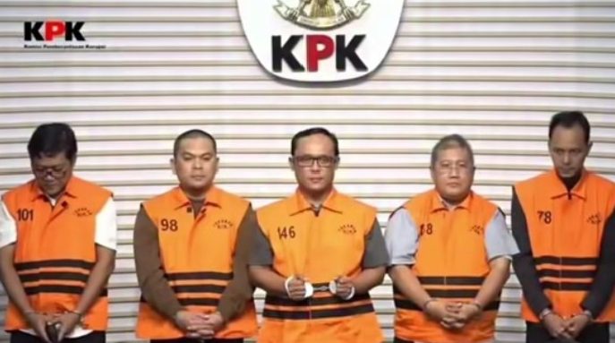 Kenakan Rompi Oranye Ardito Tersenyum Saat Konferensi Pers Di Gedung KPK